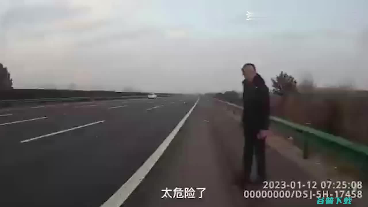 警车高速拦停私家车 湖北松滋警方通报 涉事民辅警复职 (警车高速拦停私家车后续)