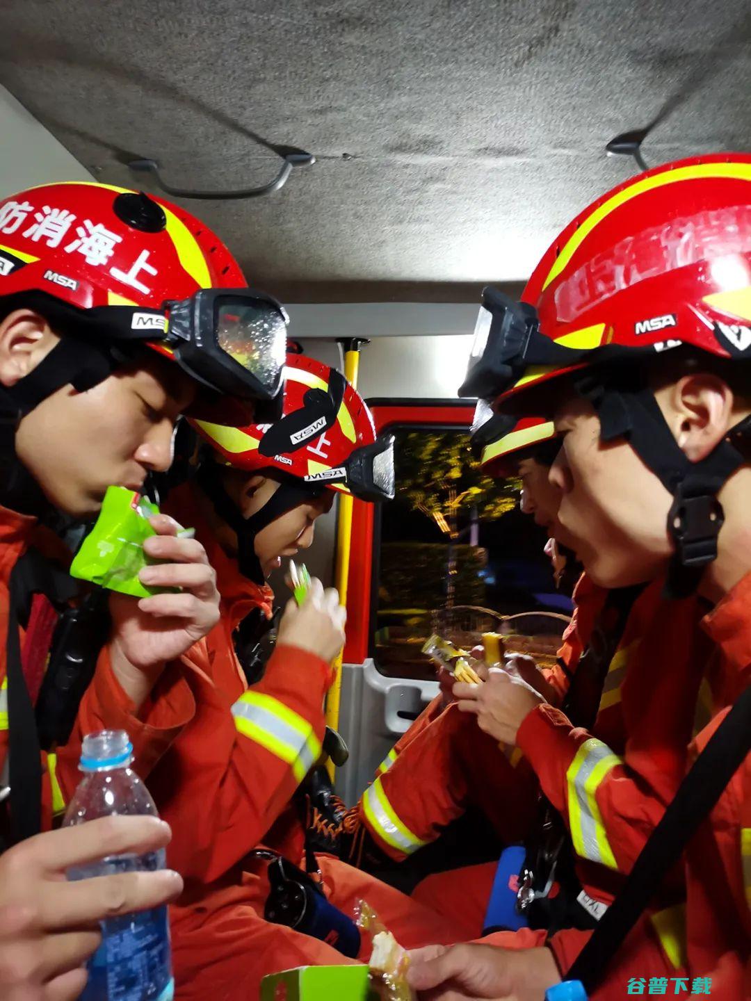 武警消防在洞庭湖连夜接济 (消防 武警)