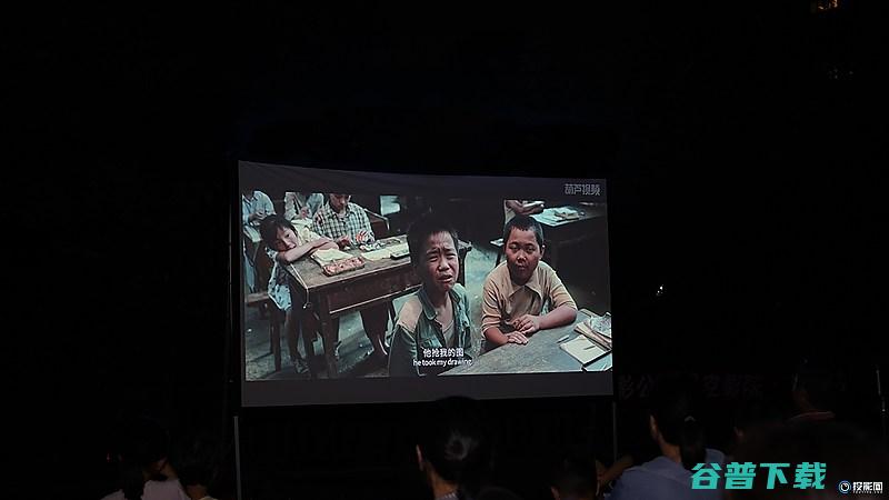 赠葫芦视频会员月卡消暑公益露天电影放映人招募