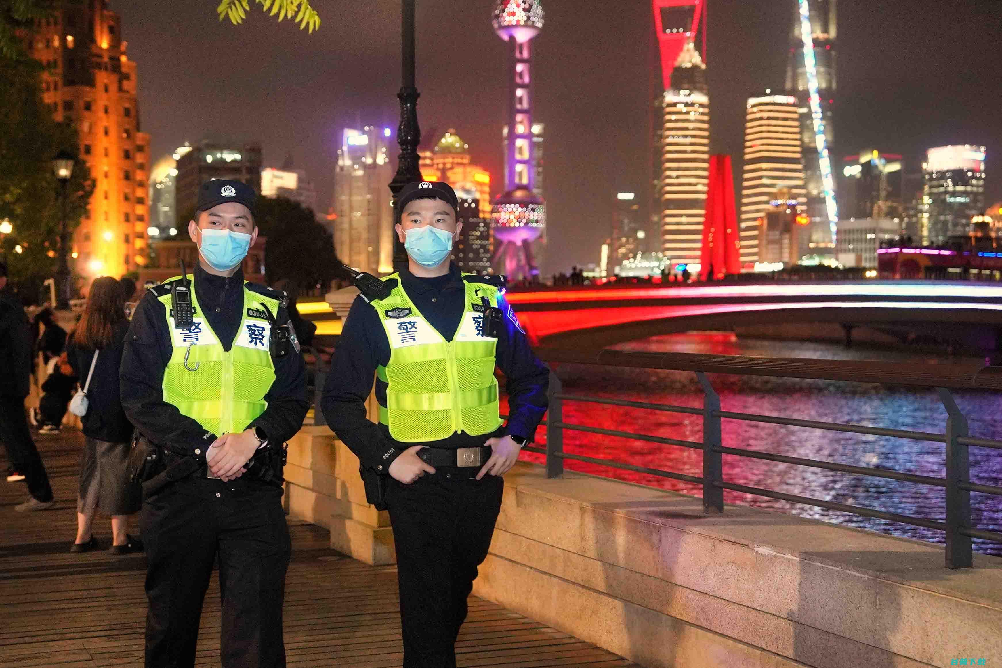 上海警察一个月拿多少啊 (上海警察一个月多少钱)