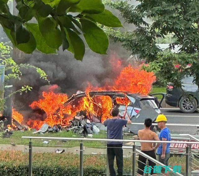 宝能集团董事长姚振华被讨薪员工追着打；一蔚来汽车撞上路柱后解体起火，最新回应；渠道商爆料：华为高端5G手机或于10月后上市丨雷峰早报